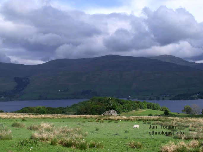 Pastviny Tombreck farmy, dole jezero Loch Tay. Foto: Jan Toman