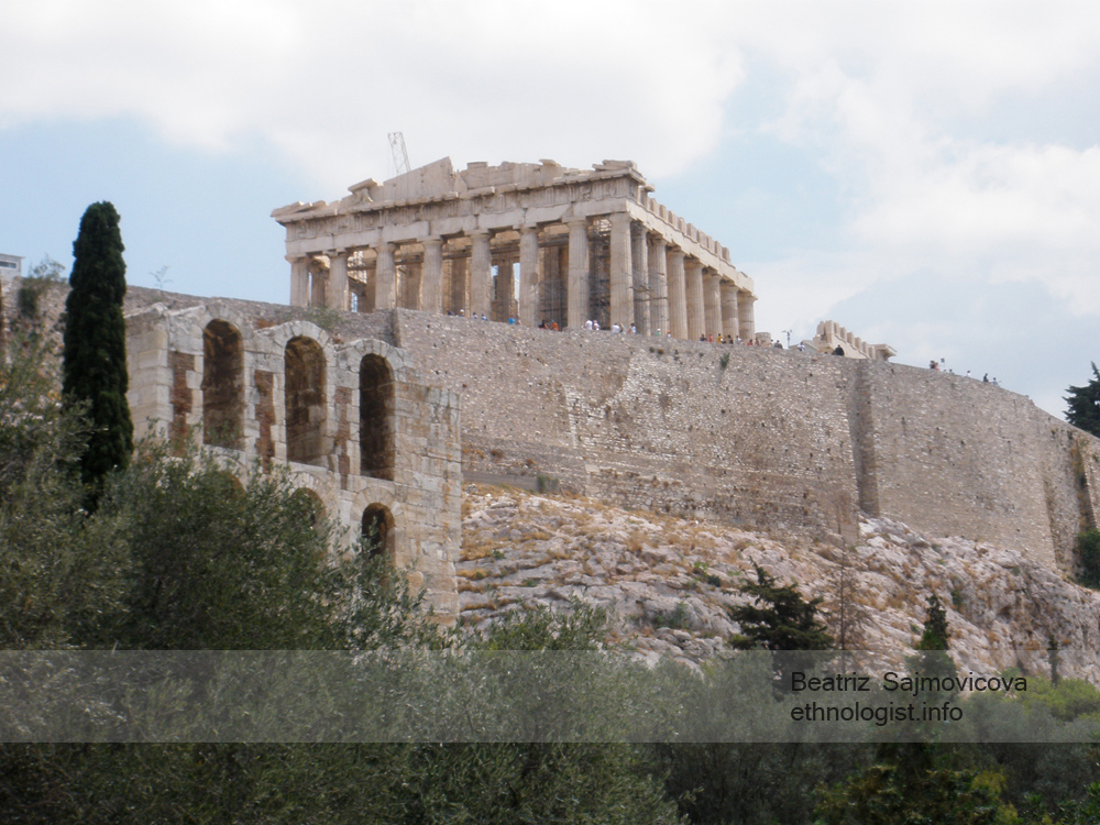 Athénská Akropolis s Partheonem, který nechal vybudovat státník Perikles. Foto: Beatriz Šajmovičová, Olympus, 2010. 