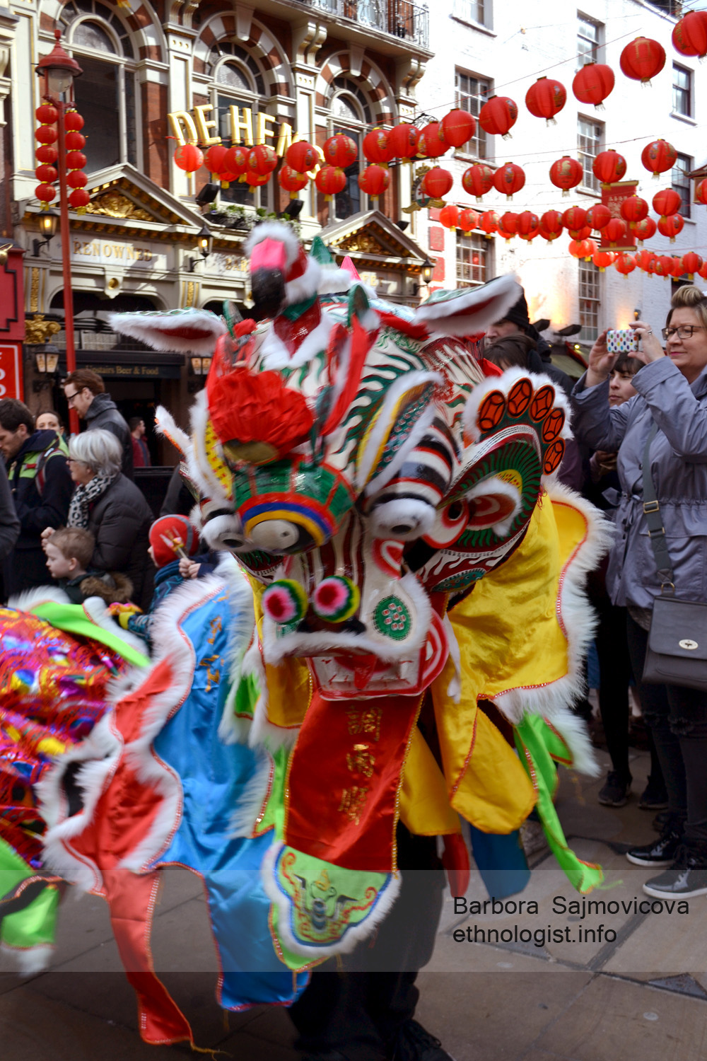 Tradiční oslavy Nového čínského roku v Chinatown v Londýně. Drak obcházel domy a obchody a každému popřál vše nejlepší do Nového roku. Foto: Barbora Šajmovičová, 2016.