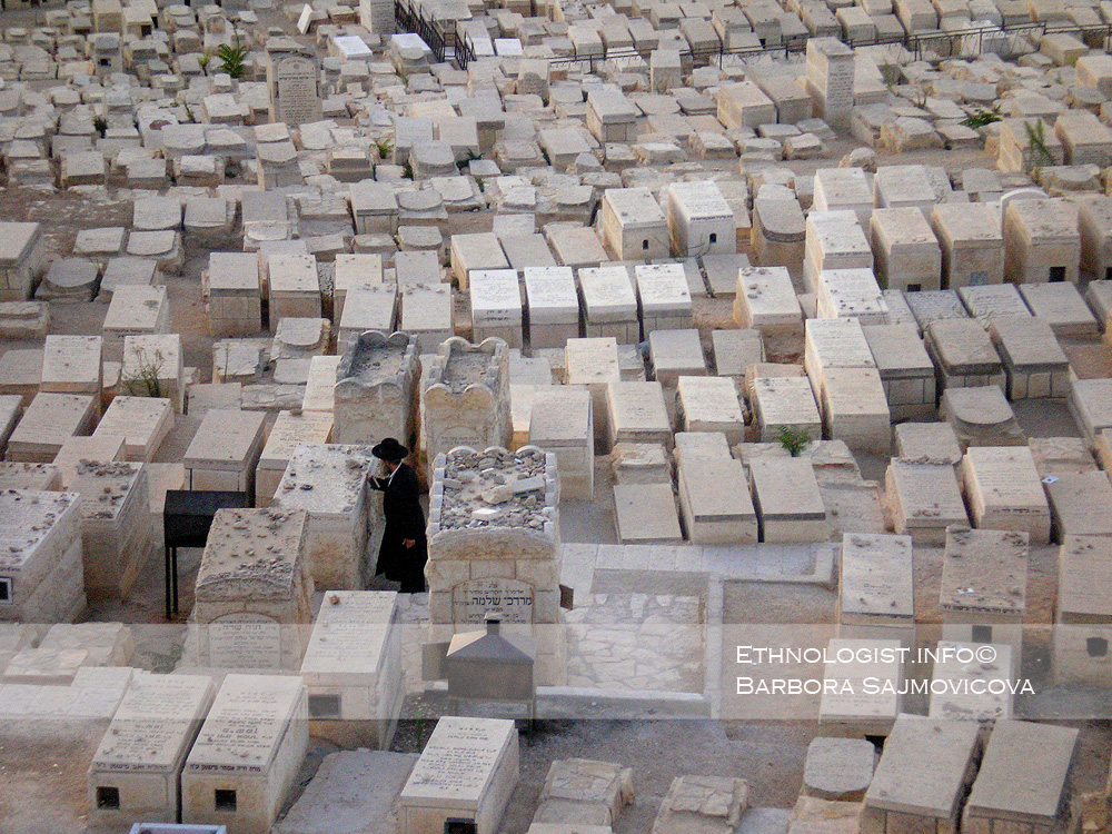 Ortodoxní Žid modlící se na Starém židovském hřbitově. Foto: Barbora Šajmovičová, Jeruzalém, 2009.