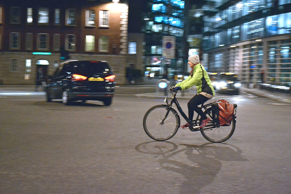 Cyklistka v londýnských ulicích. Foto: Barbora Zelenková