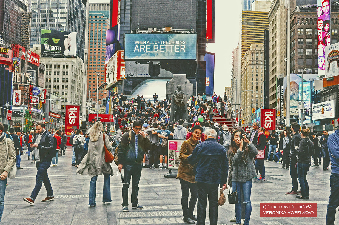 Pohled na newyorské Times Square hemžící se lidmi a neonovými reklamami. Foto: Veronika Vopelková