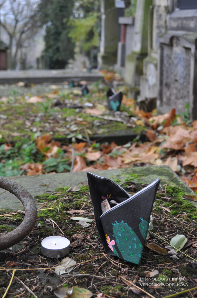 Dušičky jsme nabídli dětem, našim blízkým, na hřbitově předkům i již opuštěným duším zakrytým podzimním listím. Foto: Veronika Vopelková