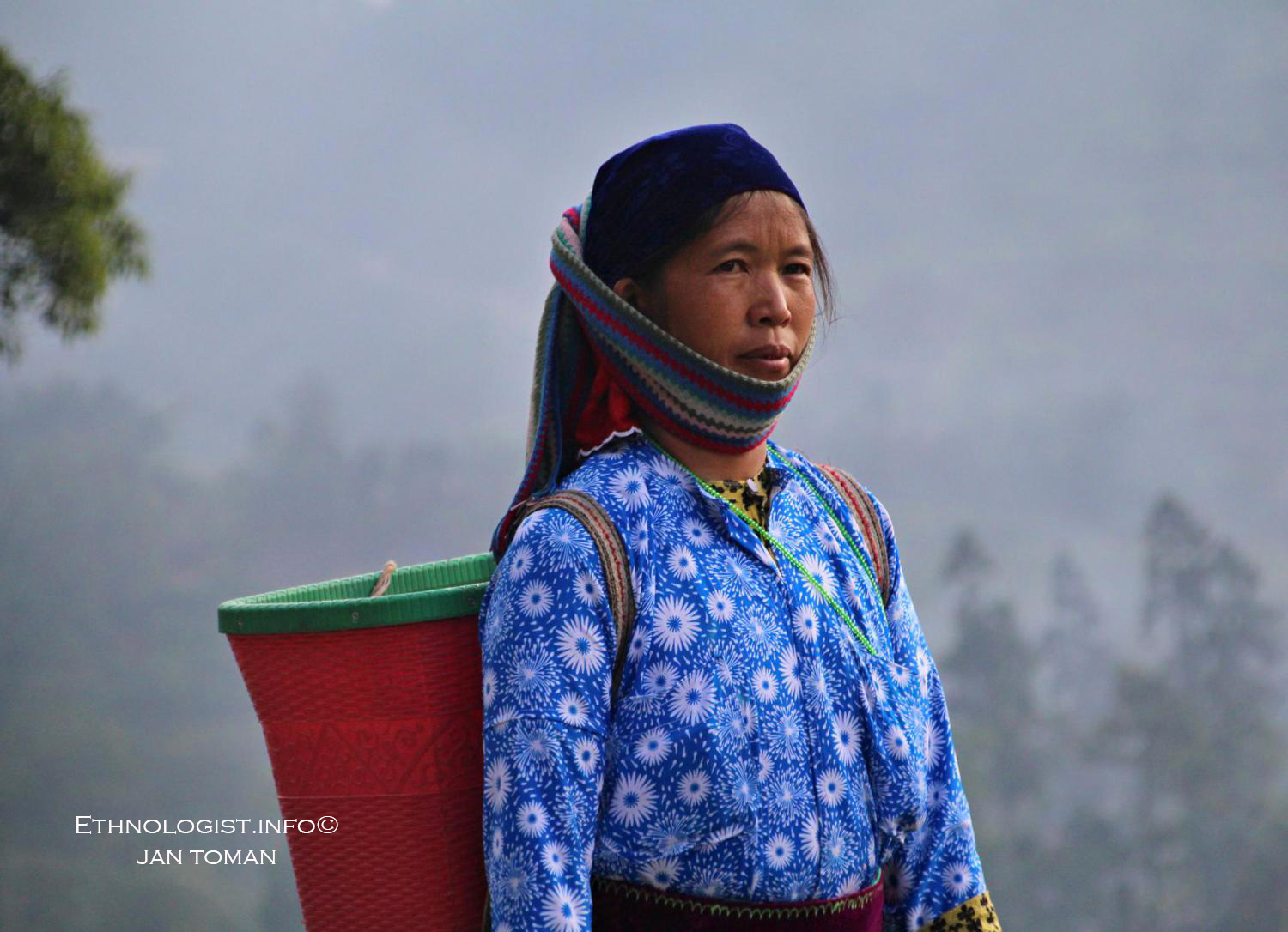 Žena z Ha Giangu při východu slunce. Foto: Jan Toman, Vietnam.