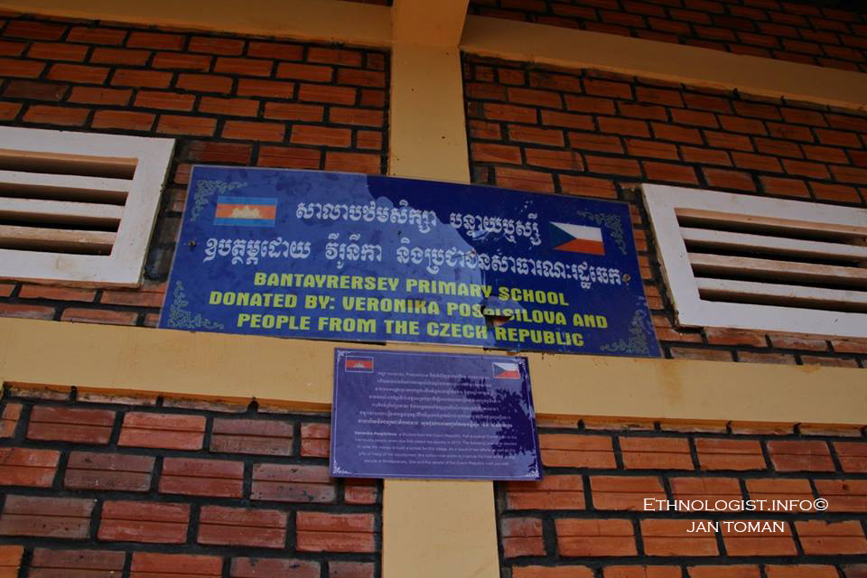 Kambodžská škola ve vesnici Bantayrersey založená z iniciativy absolventky etnologie Veroniky Pospíšilové. Foto: Jan Toman
