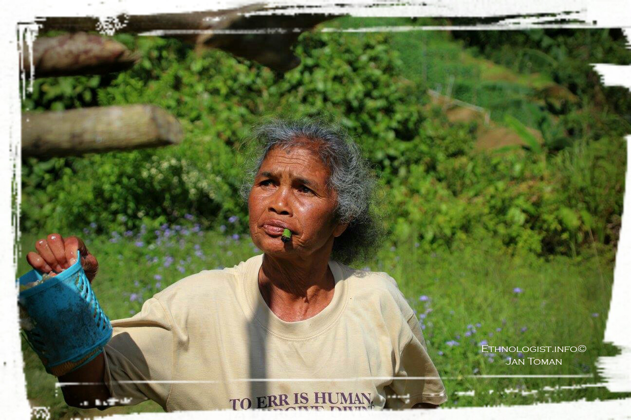 Žena domorodého etnika Orang Asli při práci. Foto: Jan Toman