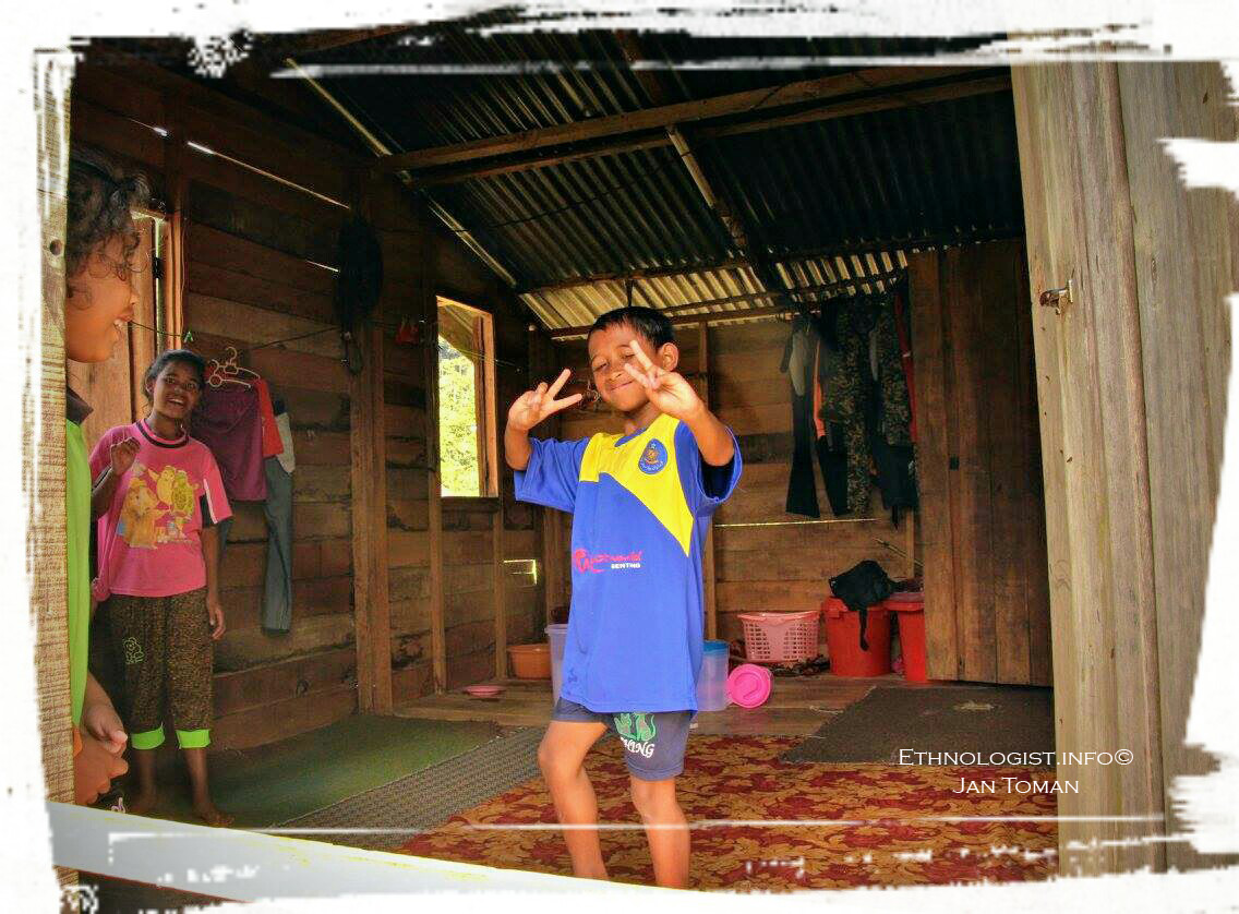 Děti Orang Asli v jejich tradičním příbytku. Foto: Jan Toman