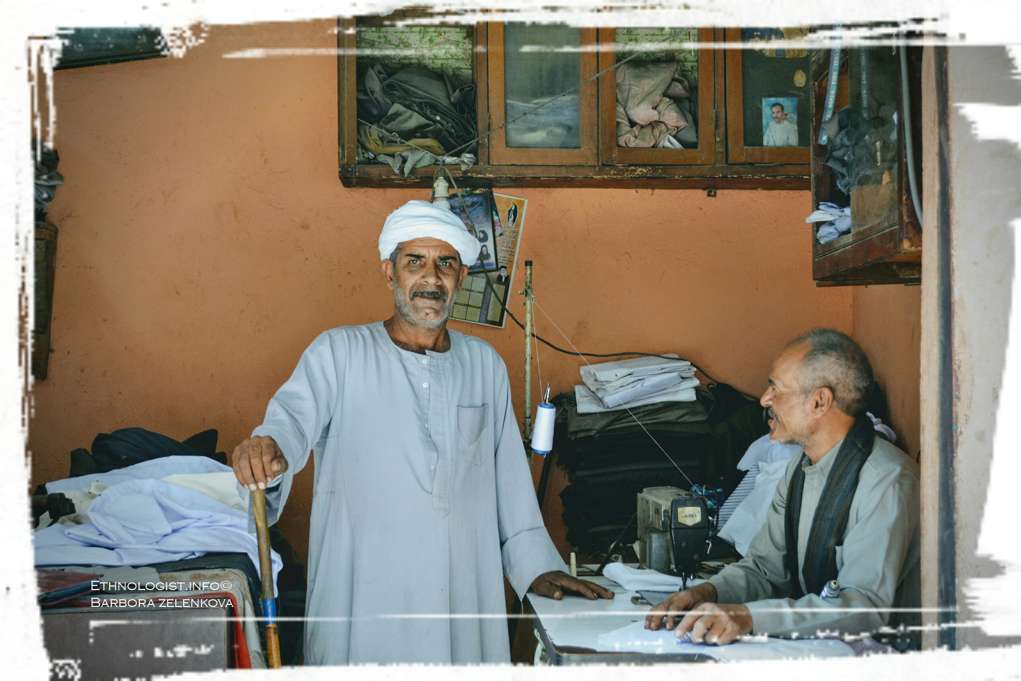 Muslim z káhirské čtvrti Manšínajat Násir na návštěvě u svého přítele, křesťanského krejčího. Foto: Barbora Zelenková, 2011.