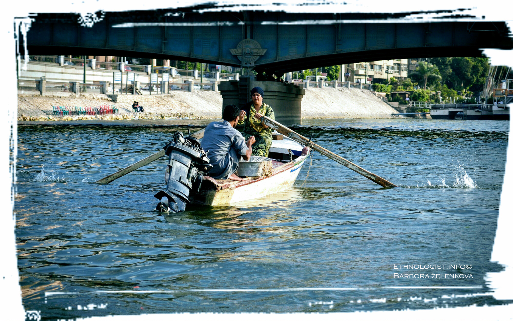 Rybářka s rybářem na řece Nil. Foto: Barbora Zelenková, 2011.