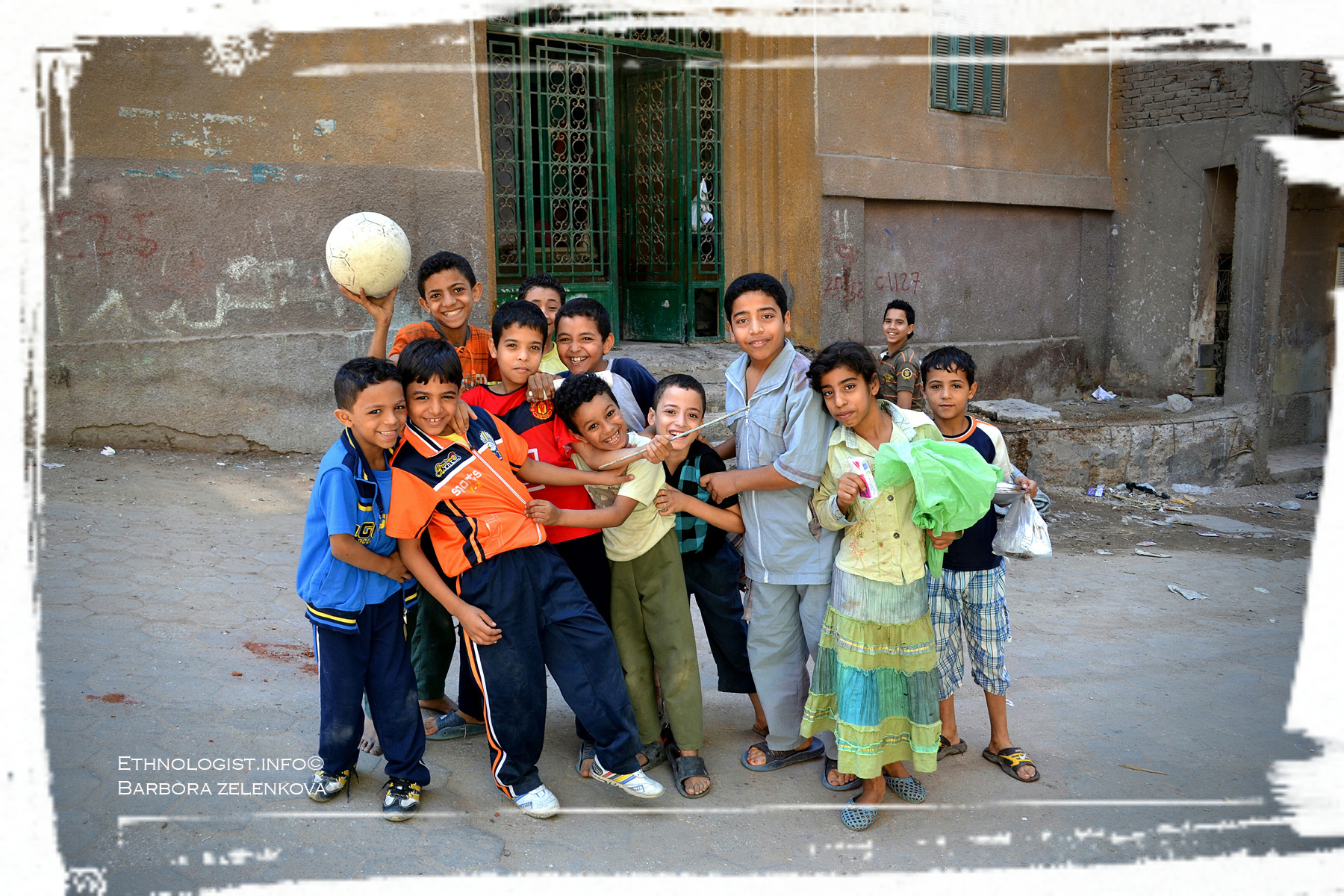 Ačkoliv děti v chudinských čtvrtí vyrůstají v chudobě, září štěstím a nadšením. Foto: Barbora Zelenková, Garbage City, Káhira, 2011.